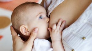 Ребенок очень беспокойно себя ведет во время кормления грудью