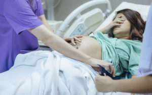 Давление на живот во время родов