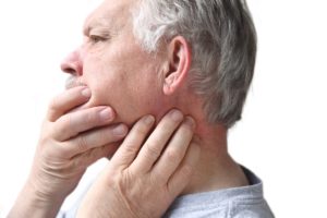Резкая боль в горле в области перехода подбородка в шею после зевания