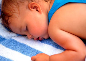 Ребёнок, потеет во сне после болезни норма или нет?