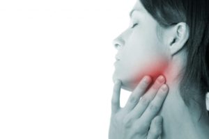 Резкая боль в горле в области перехода подбородка в шею после зевания