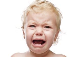 Ребенок плачет при чихании и хватается за ушко