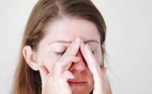 Треск в носу, сопровождающийся приступами головной боли