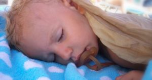 Ребёнок, потеет во сне после болезни норма или нет?