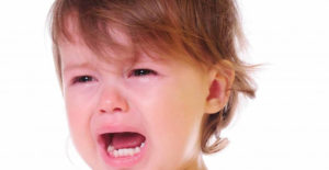 Ребенок плачет при чихании и хватается за ушко