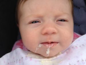 Ребенок срыгивает кислым после смеси