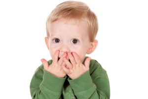 Ребенок мычит с зажатым ртом